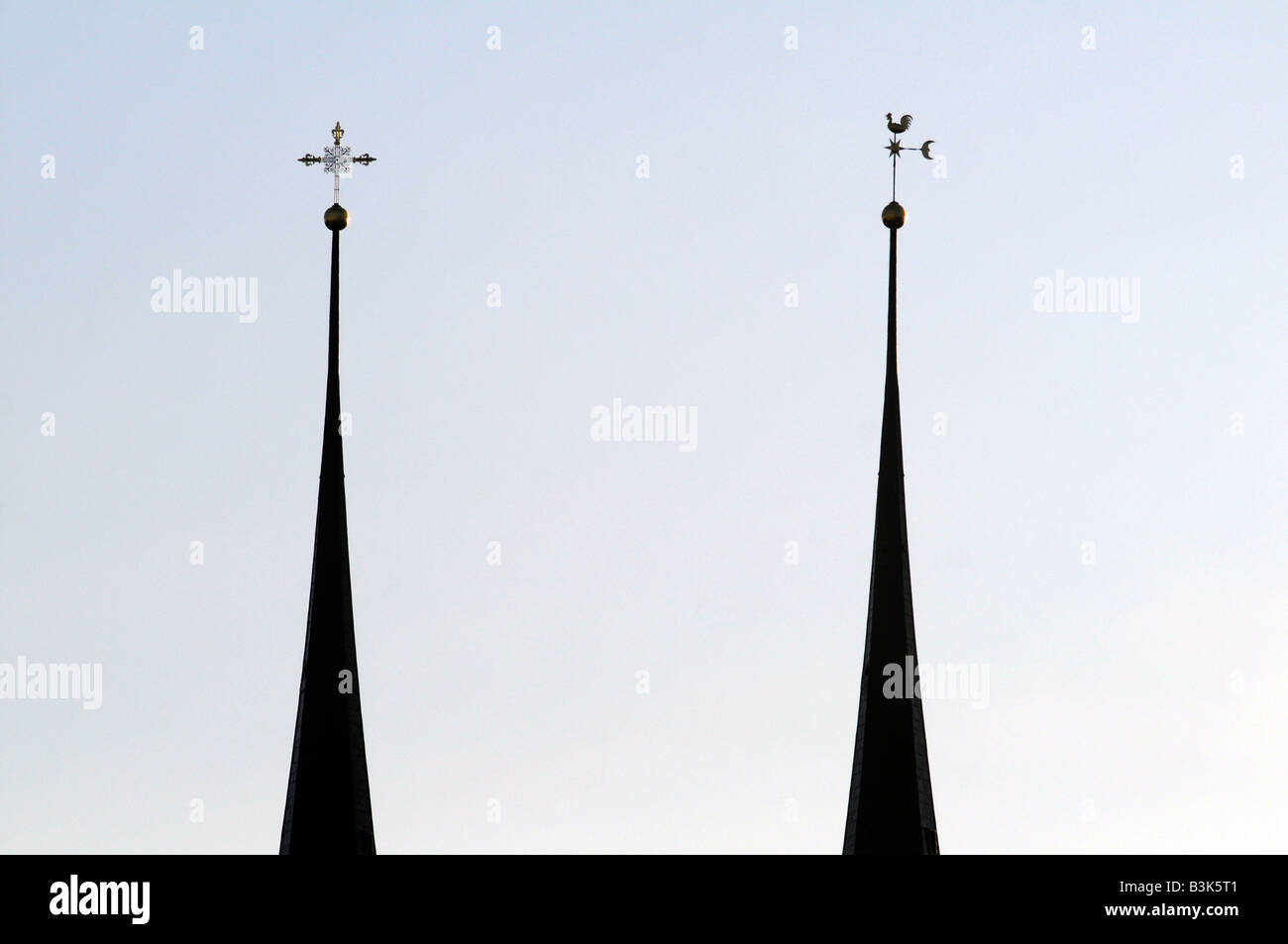 Silhouette der Twin Towers von eine der wichtigsten Kirchen in Luzern, Zentralschweiz. Stockfoto