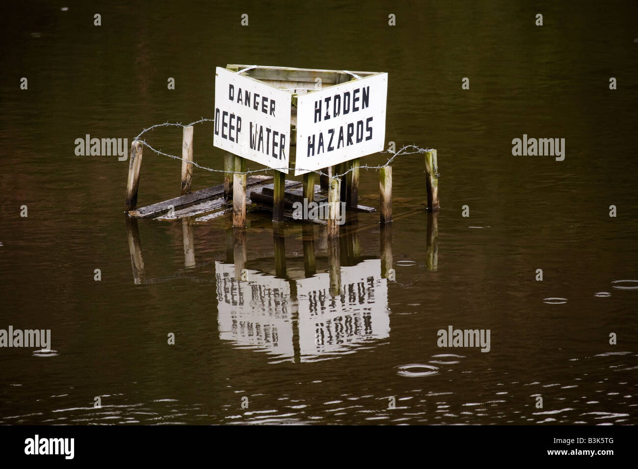 Ein Zeichen in einem Steinbruch im County Durham, England, warnt vor tiefem Wasser und versteckte Gefahren. Stockfoto