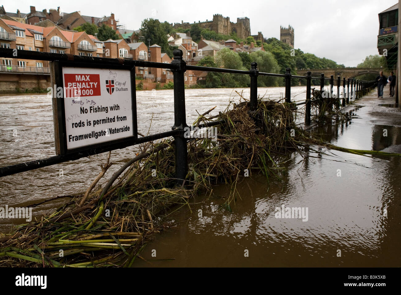 Das Flussufer ist übersät mit Abfällen und Rückständen Wasser vom Fluss Wear in Durham City, England. Stockfoto