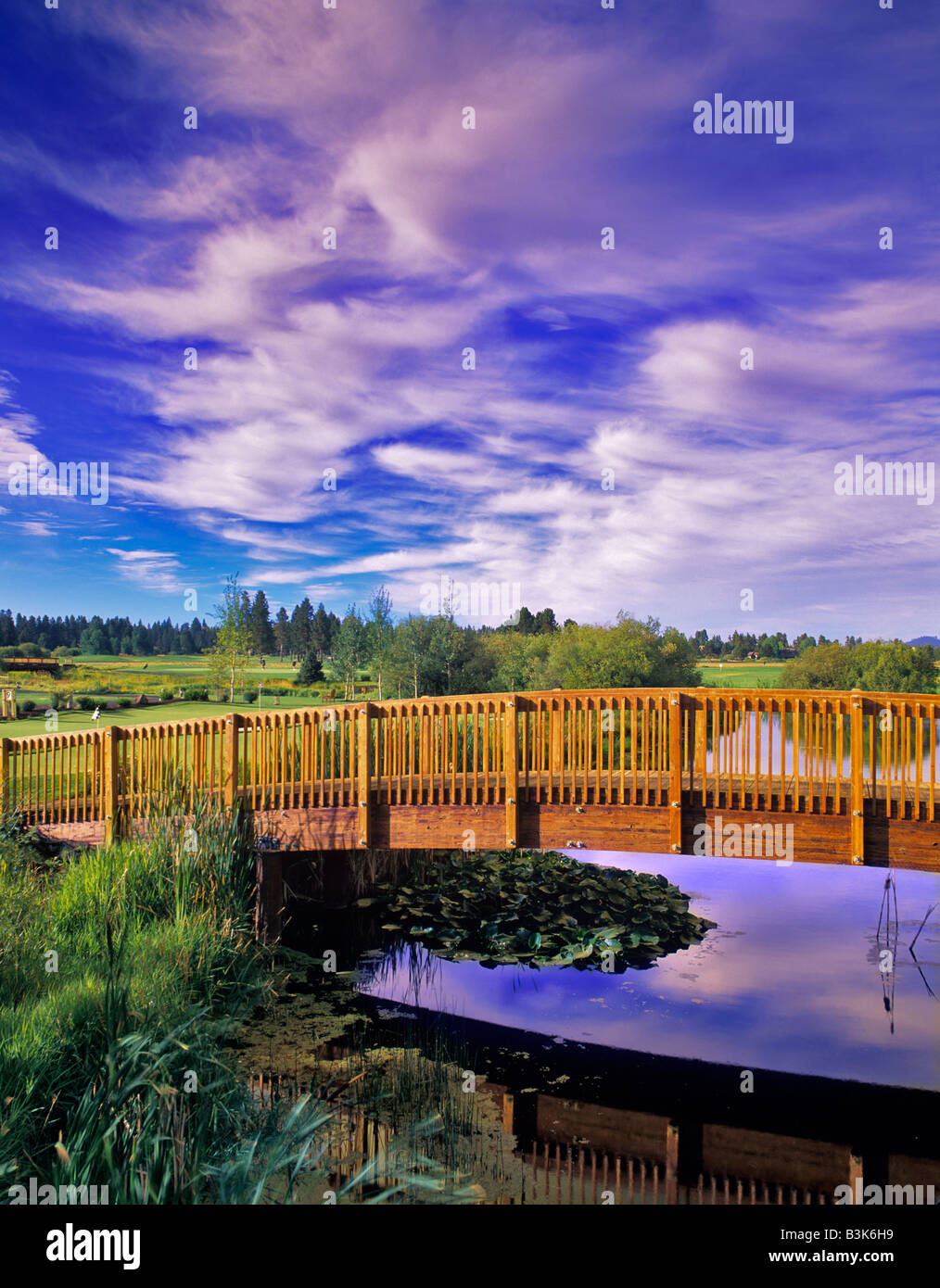 Steg mit Wolken an Sunriver Resort Oregon Stockfoto