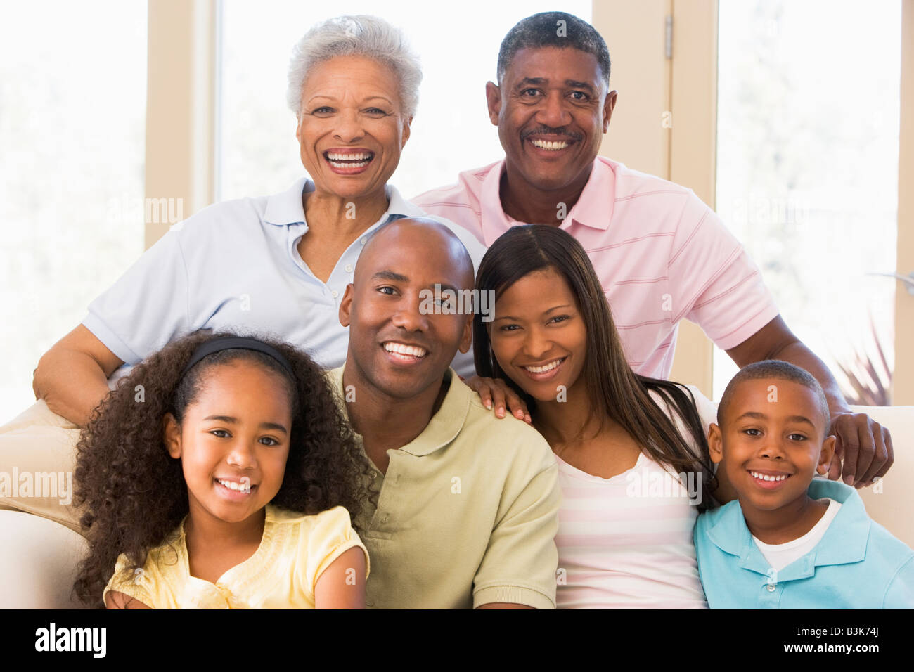 Großfamilie auf sofa Stockfoto