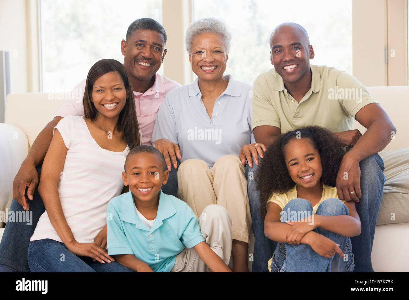 Großfamilie im Wohnzimmer lächelnd Stockfoto