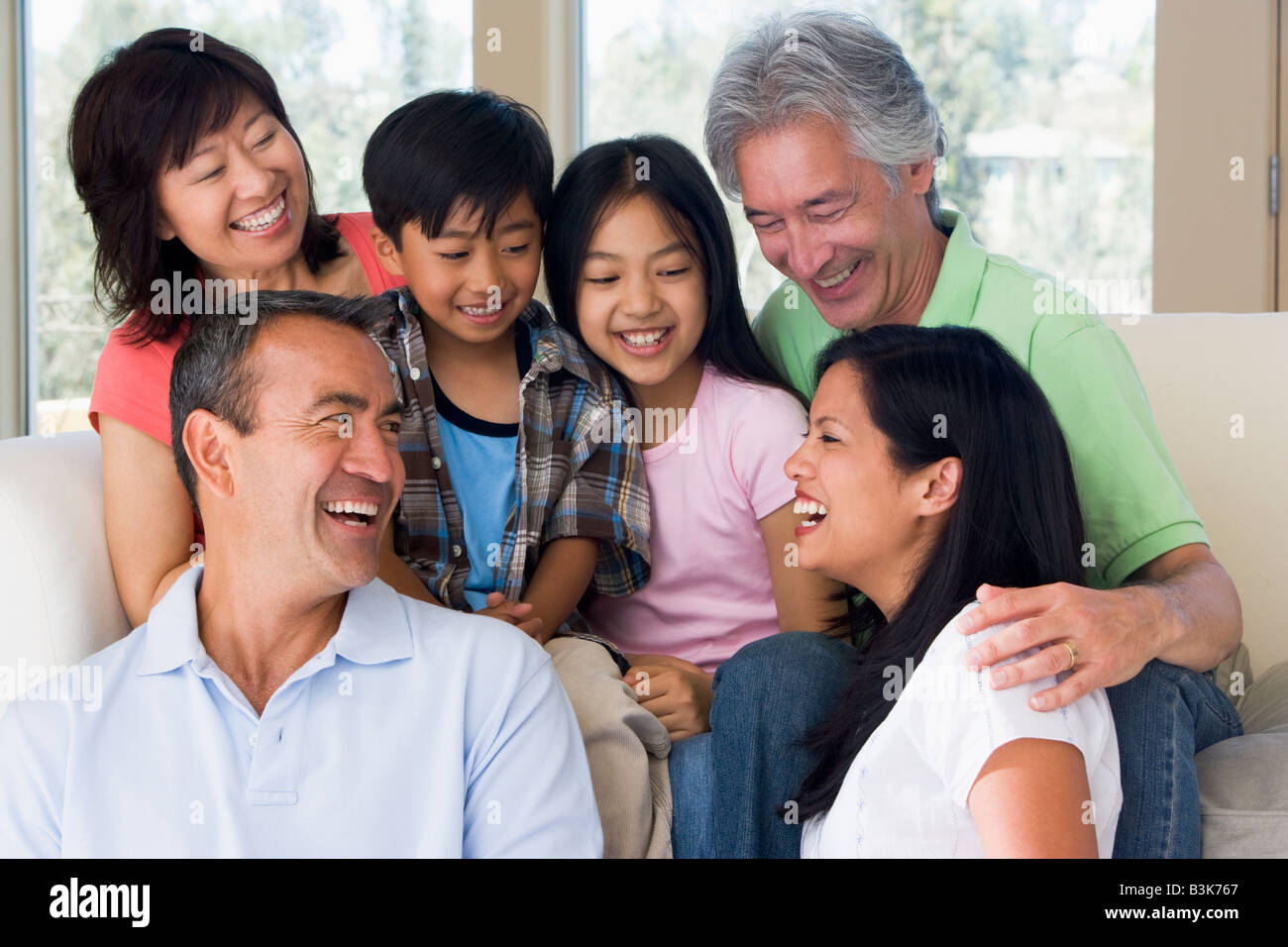 Großfamilie im Wohnzimmer lächelnd Stockfoto