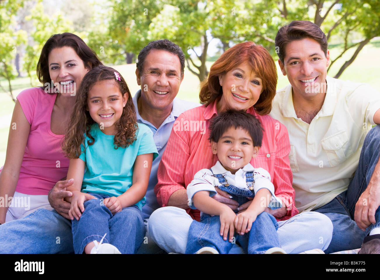 Großfamilie sitzen im freien Lächeln Stockfoto