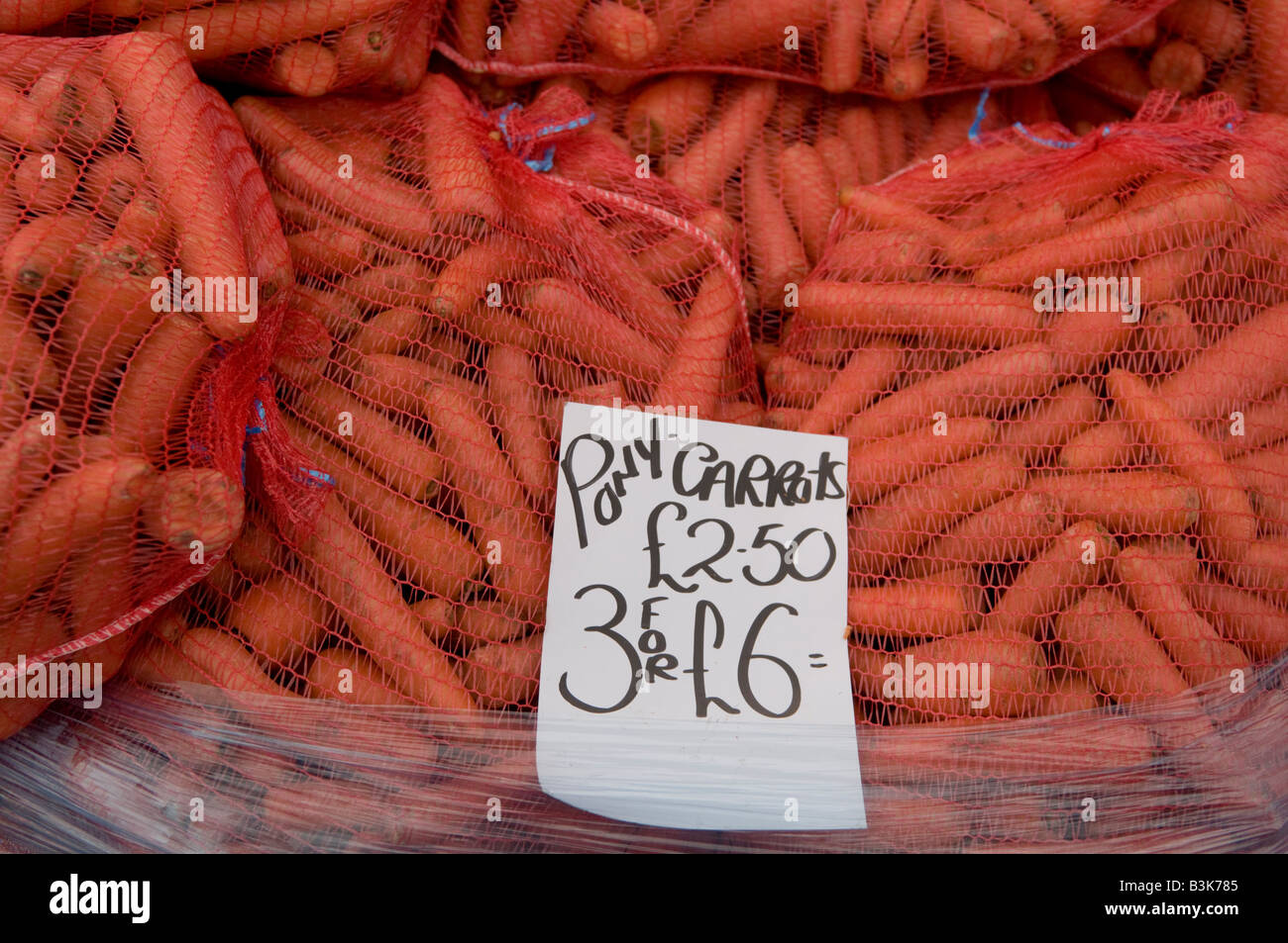 Taschen von billigen Möhren für Ponys und Pferde füttern Stockfoto