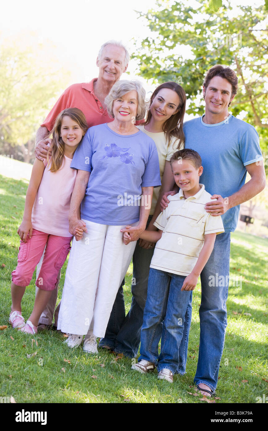 Großfamilie in Parks Hand in Hand stehen und Lächeln Stockfoto