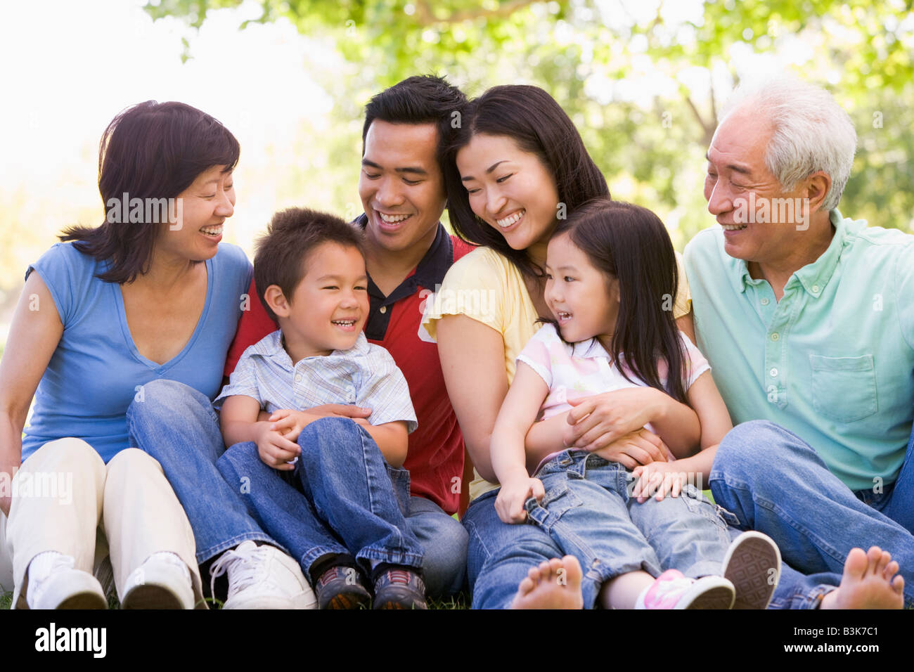 Großfamilie sitzen im freien Lächeln Stockfoto