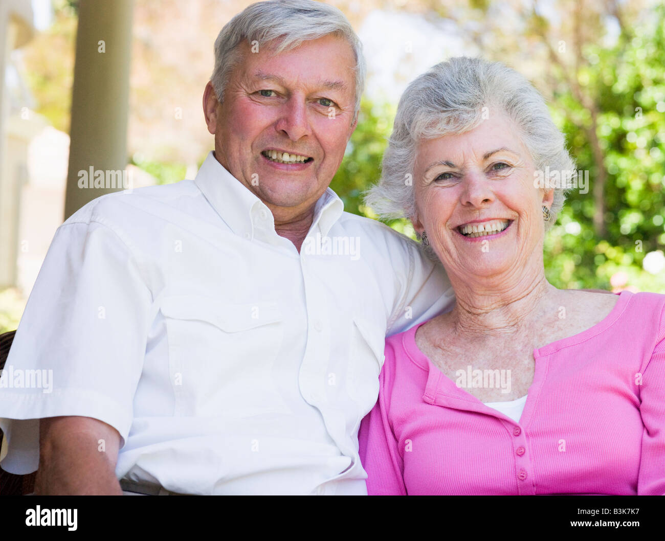 Älteres Paar im Freien sitzen Stockfoto