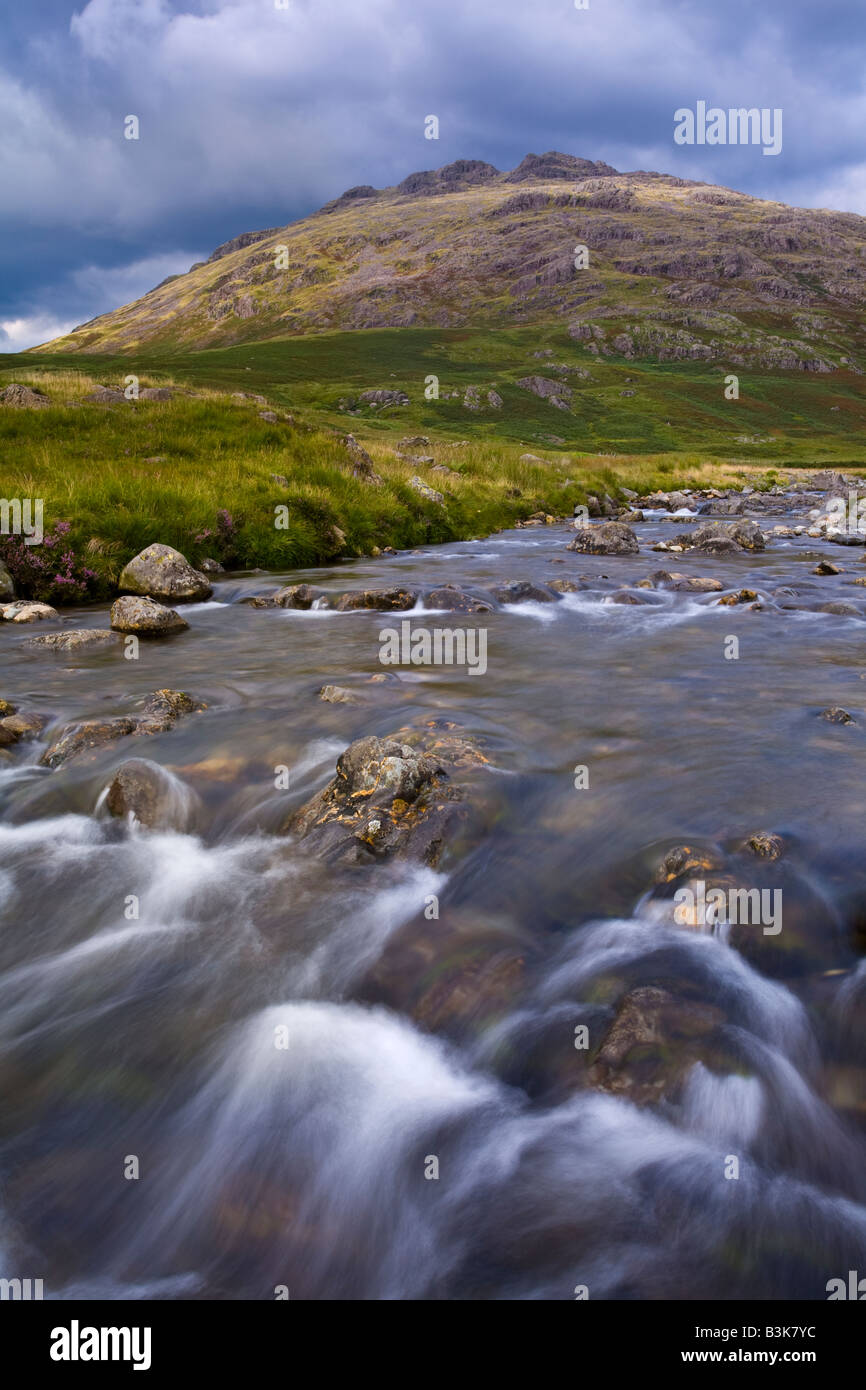 England, Cumbria, Lake District National Park. Fluss Offshore- und Gewitterwolken über den kleinen Stand und Ulpha fiel. Stockfoto
