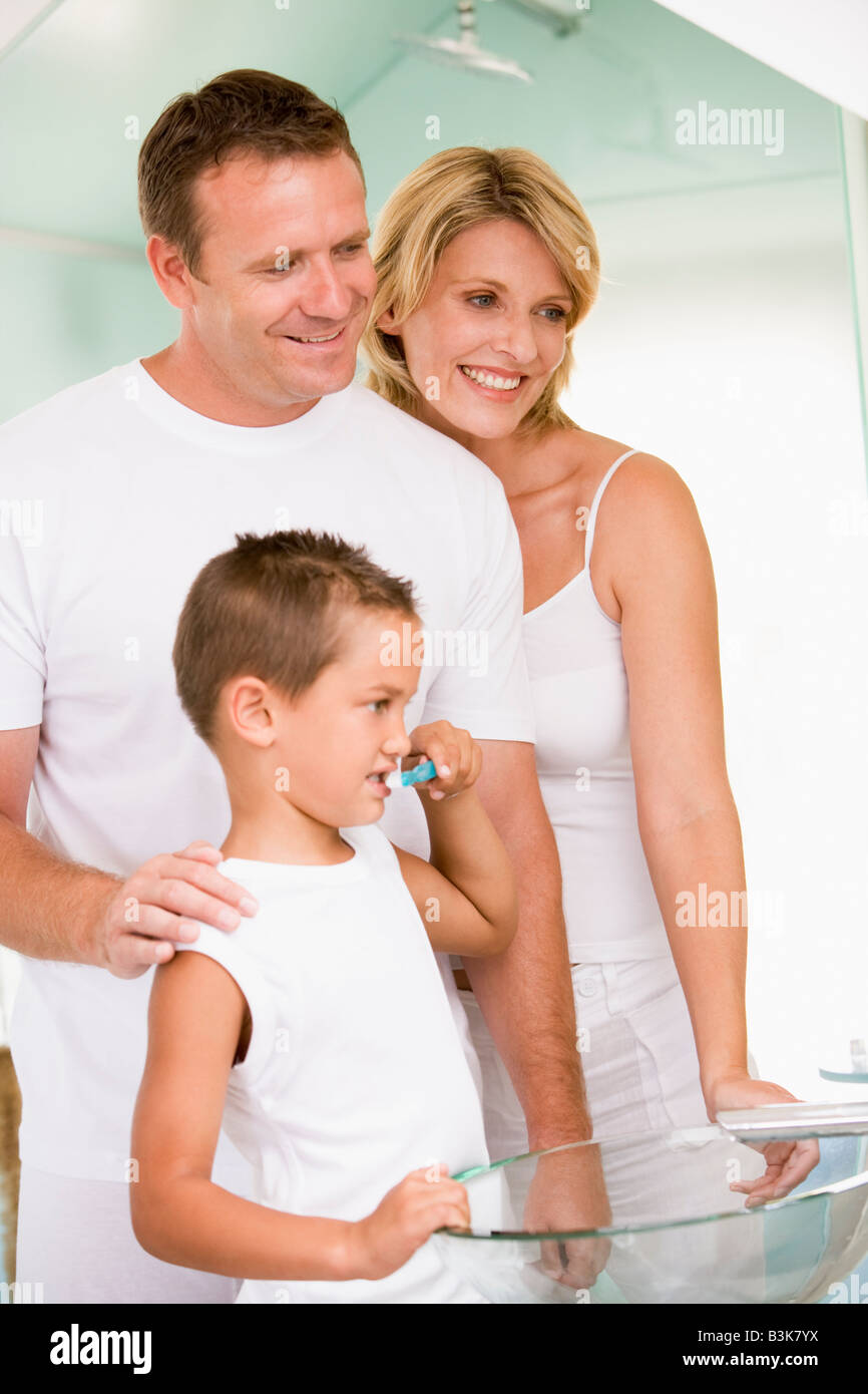 Paar im Badezimmer mit kleiner Junge Zähneputzen Stockfoto