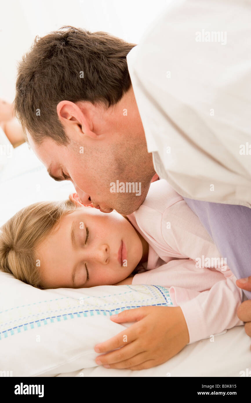 Mann Aufwachen Junges Mädchen Im Bett Mit Kuss Stockfotografie Alamy