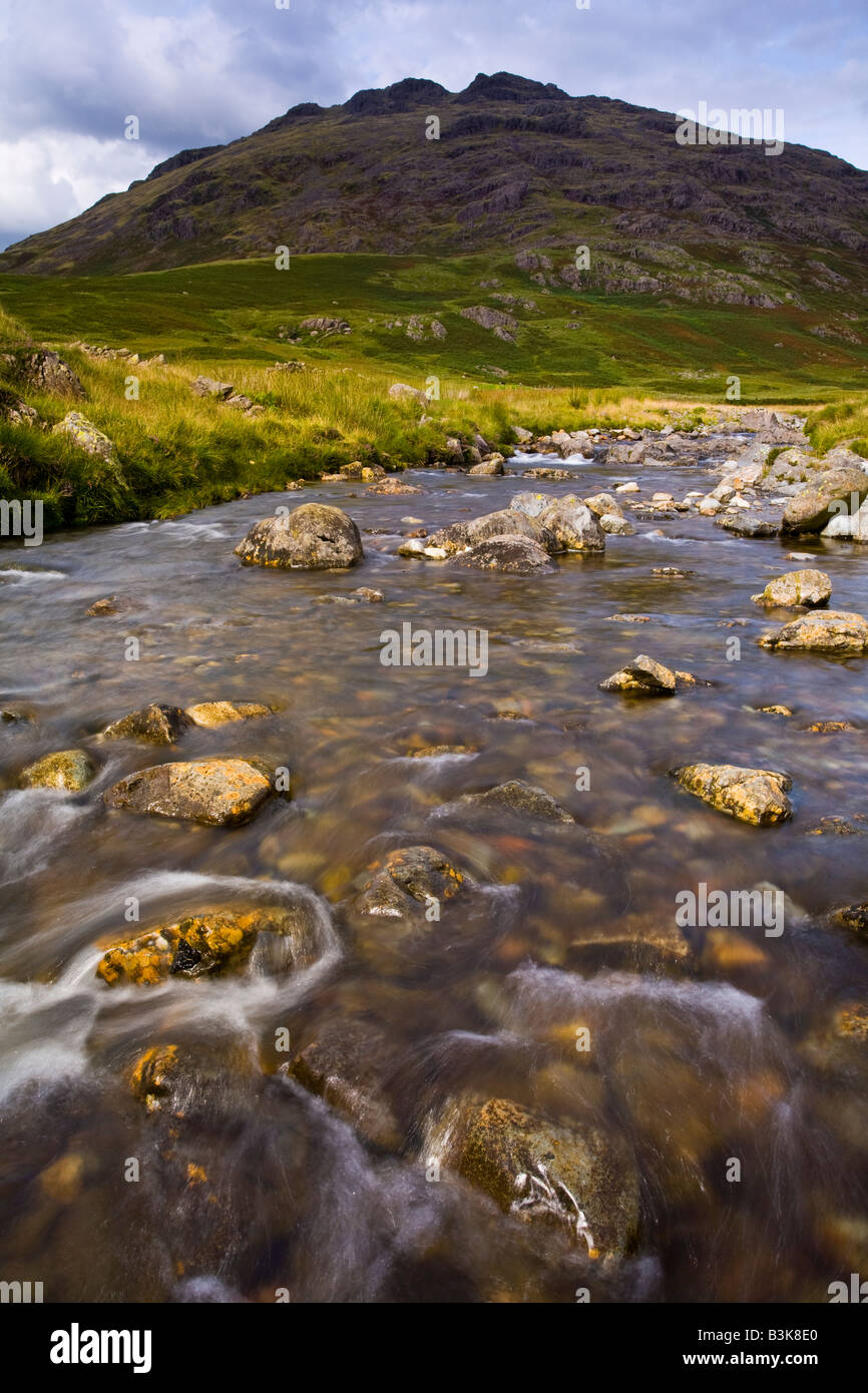 England, Cumbria, Lake District National Park. Fluss Offshore- und Gewitterwolken über den kleinen Stand und Ulpha fiel. Stockfoto
