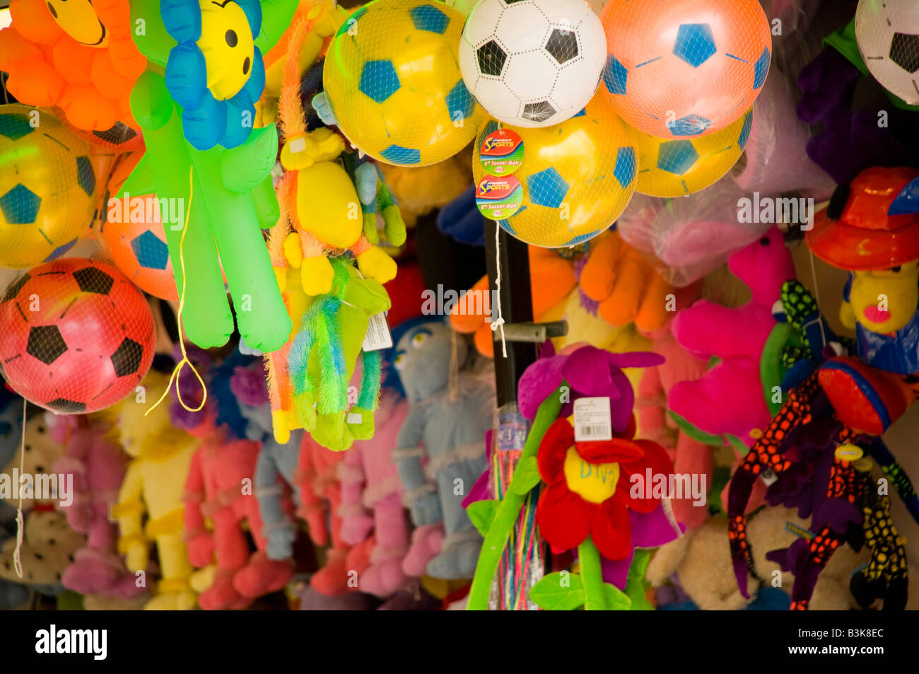 Ballons, Bällen und Spielzeug in einem Kirmes-stall Stockfoto
