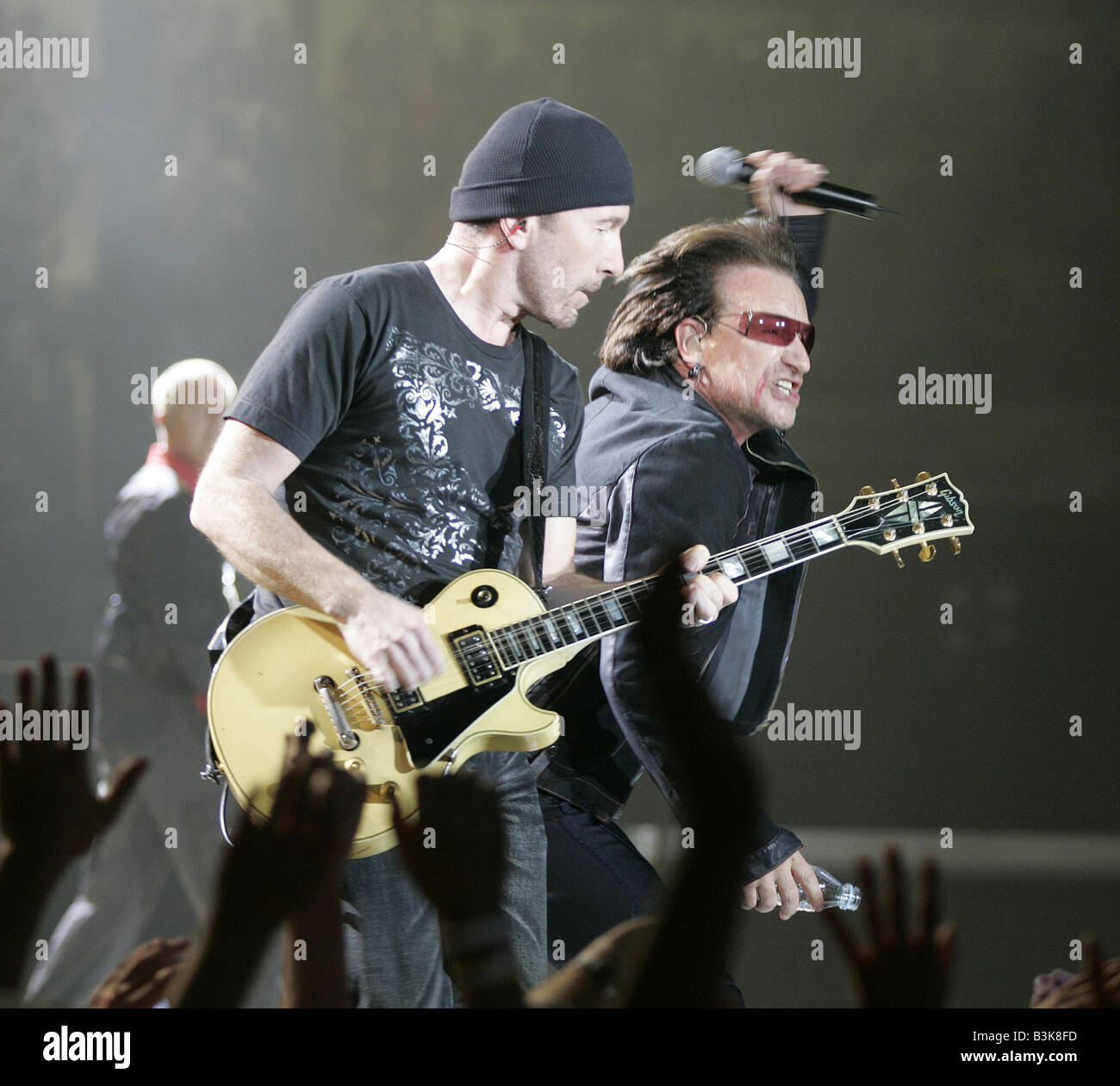 U2 irische Rockgruppe mit The Edge auf der linken Seite und Bono im Jahr 2005 Stockfoto