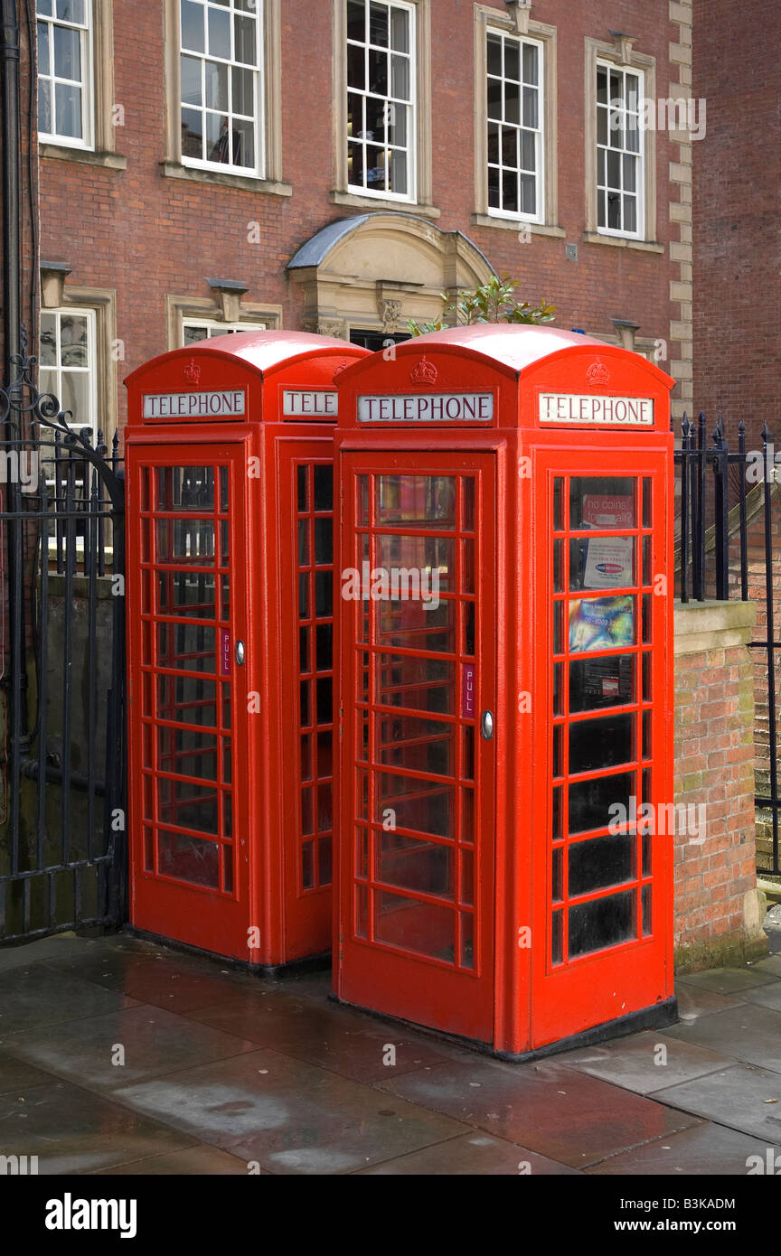 Rote Telefonzellen im Einsatz bei Nottingham, England. Stockfoto