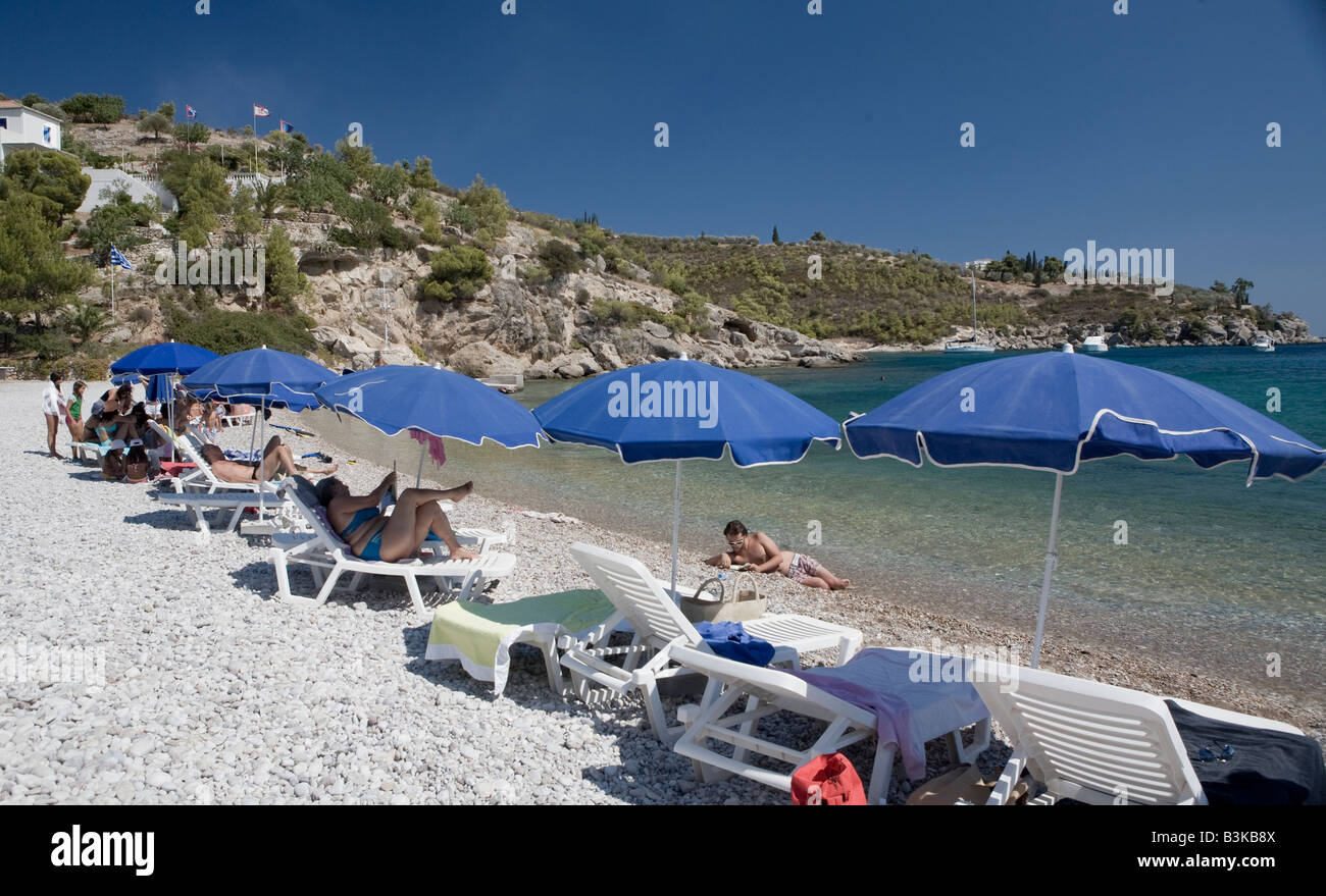 Menschen entspannen am Strand, Spetses griechische Inseln Griechenland Stockfoto