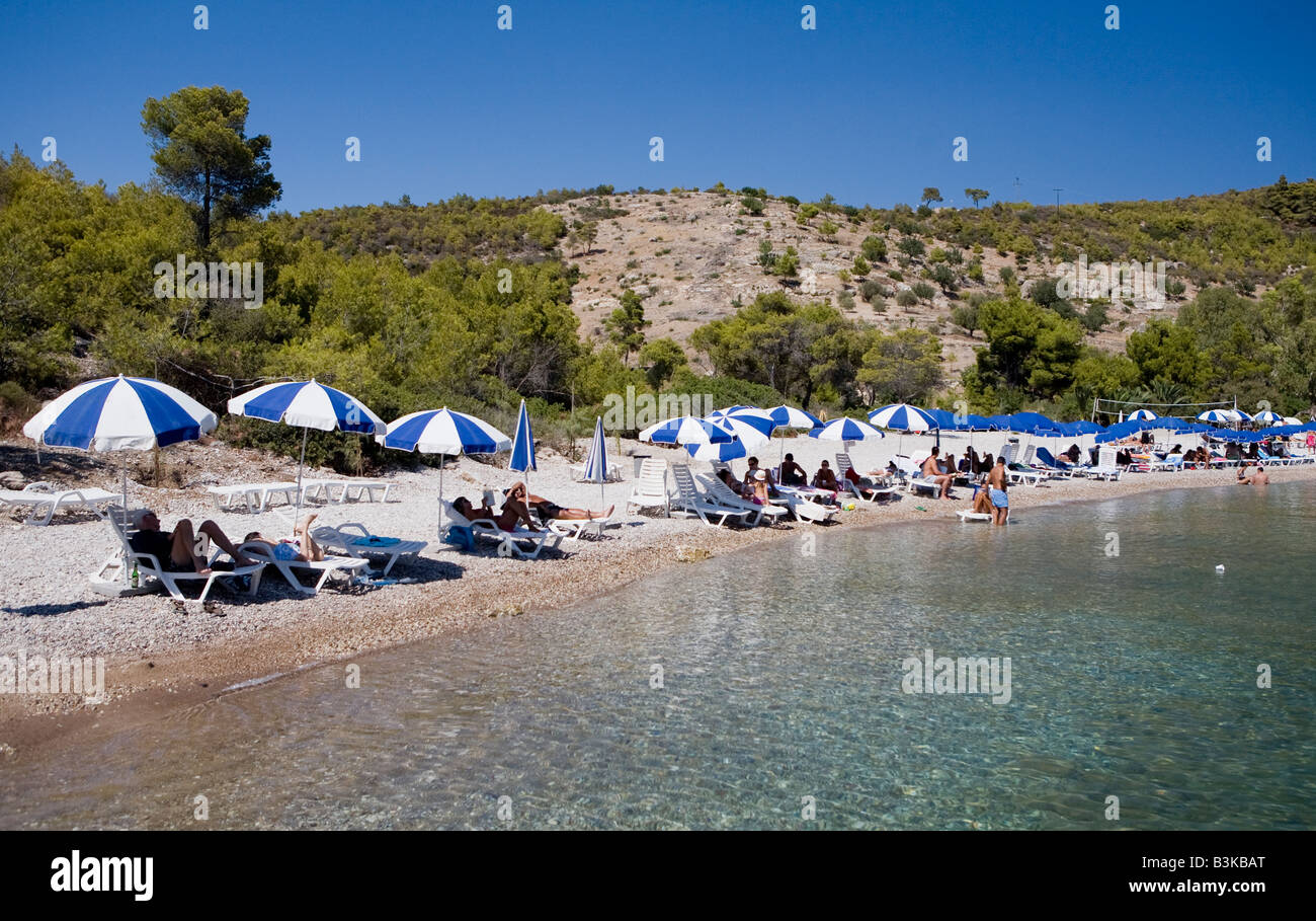 Menschen entspannen am Strand, Spetses griechische Inseln Griechenland Stockfoto