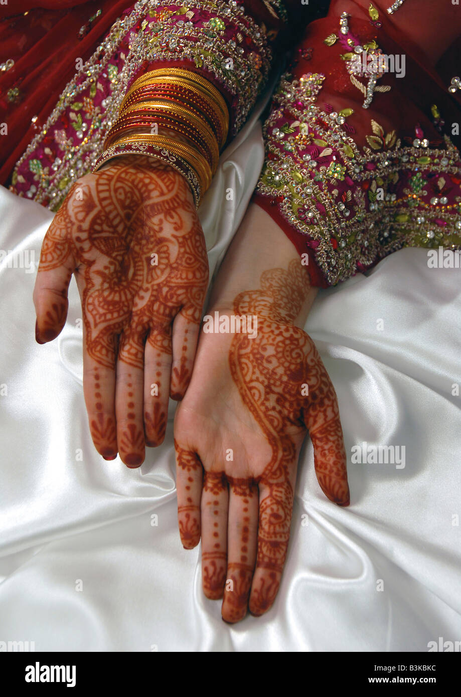 Hände mit Henna bei einer asiatischen Hochzeit dekoriert Stockfoto