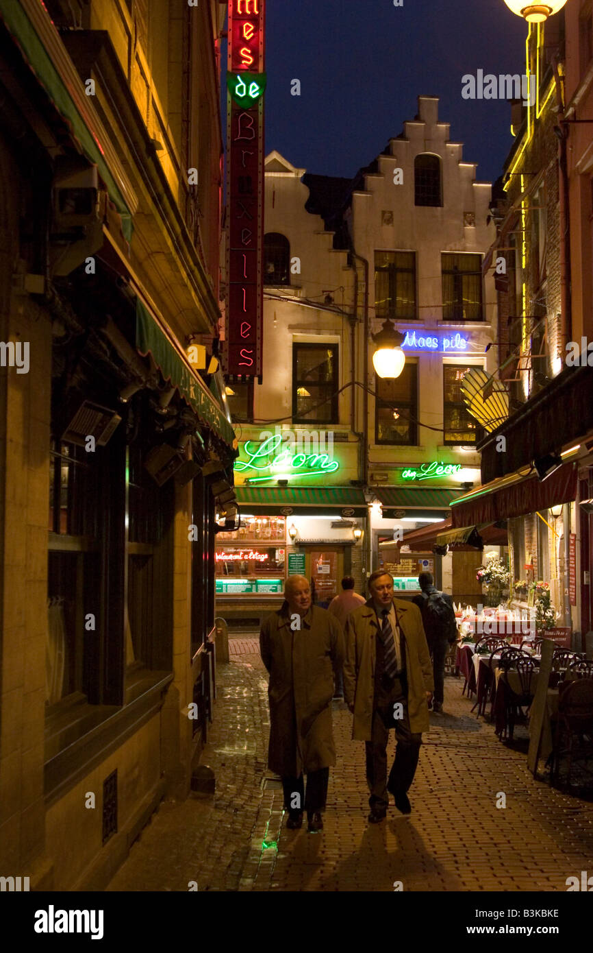 Neon beleuchtet Außenbereich des Restaurants entlang der Rue des Bouchers, Brüssel-Belgien Stockfoto