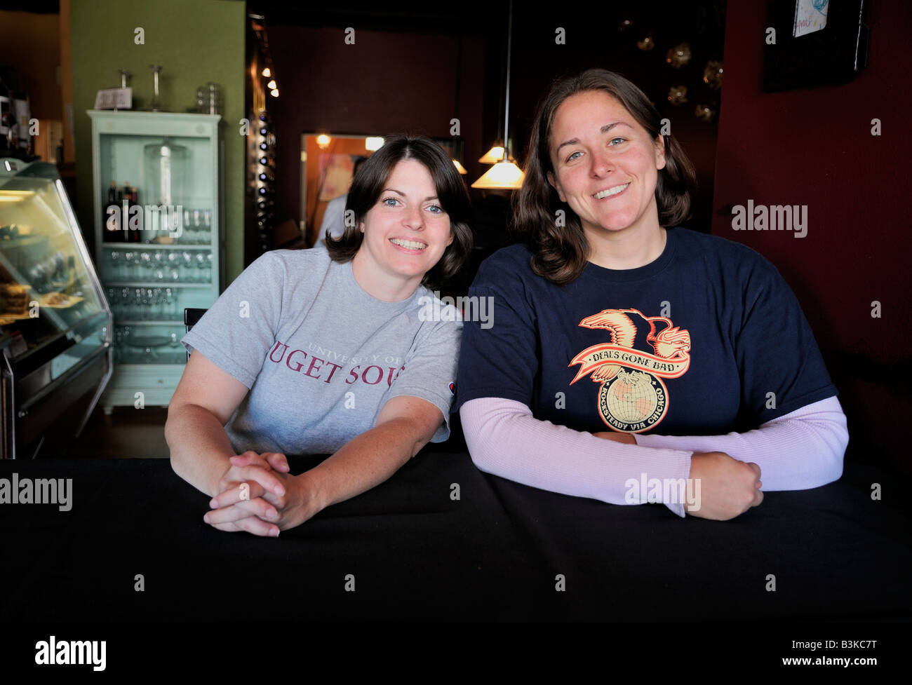 Zwei Frauen sitzen an einem Tisch in der Oberkruste Bistro Bäckerei in Tacoma Washington USA Nordamerika Stockfoto