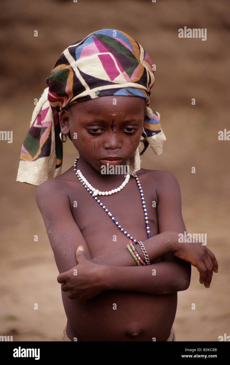 Dan Gaya, Niger, Westafrika. Young Hausa Mädchen mit Gesichts Scarification Kopftuch. Stockfoto