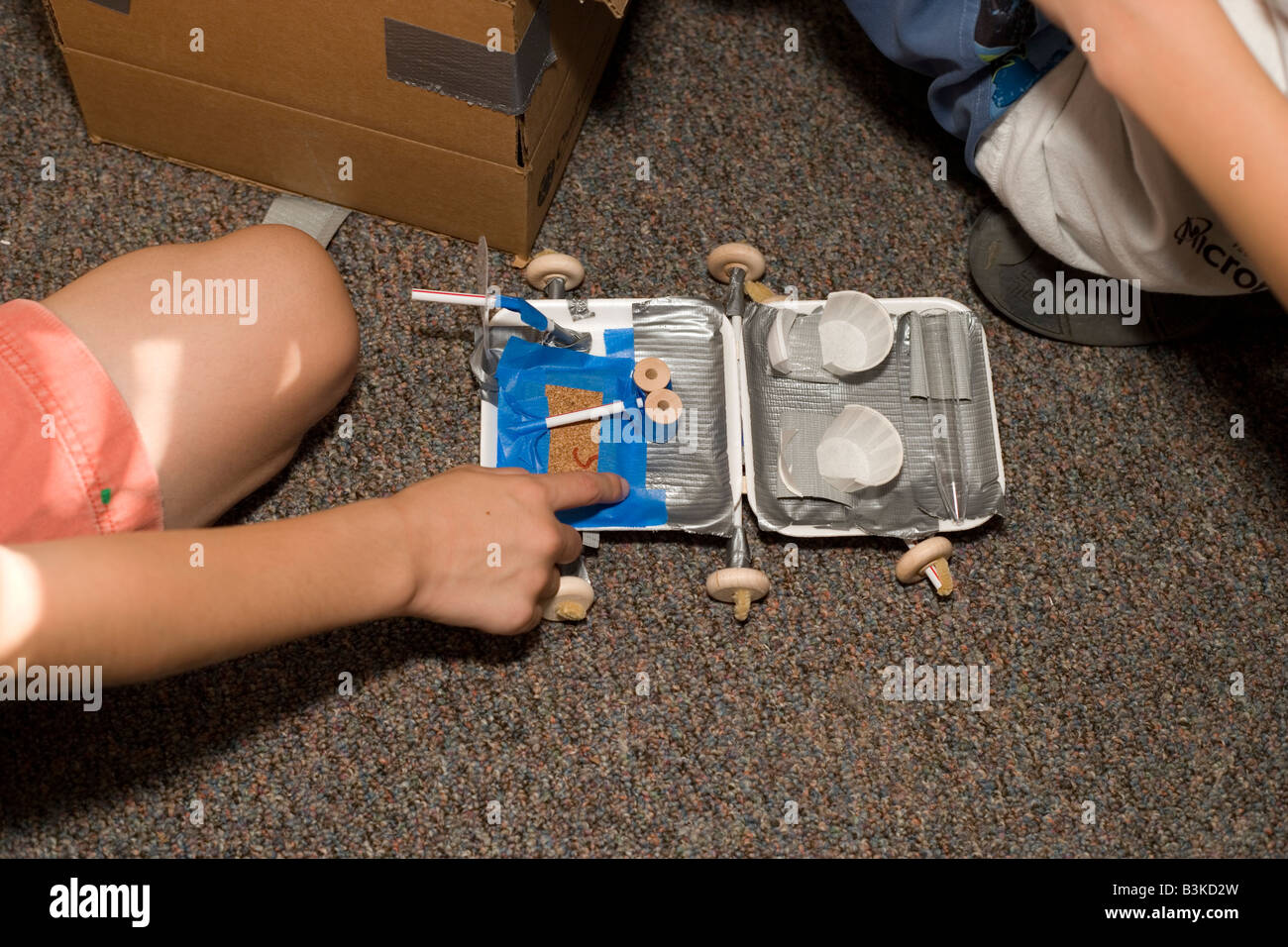 hergestellt aus Recycling-Material, hergestellt von Kleinkindern im Schullandheim Wissenschaft Spielzeug-Raumschiff Stockfoto