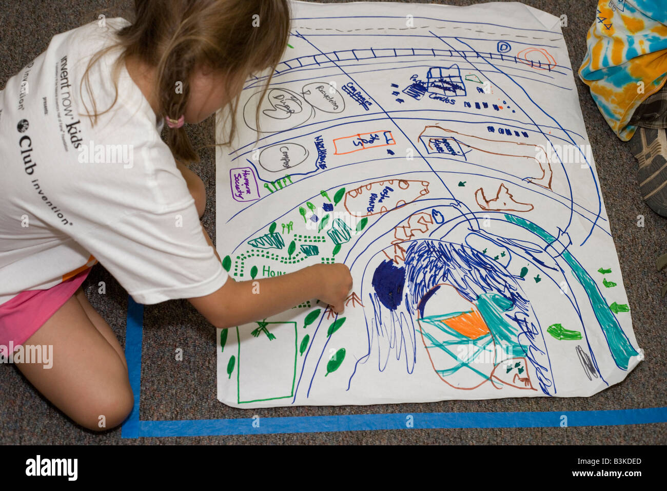 achtjähriges Mädchen zeichnen autarke imaginäre Stadt, in der Schule Stockfoto