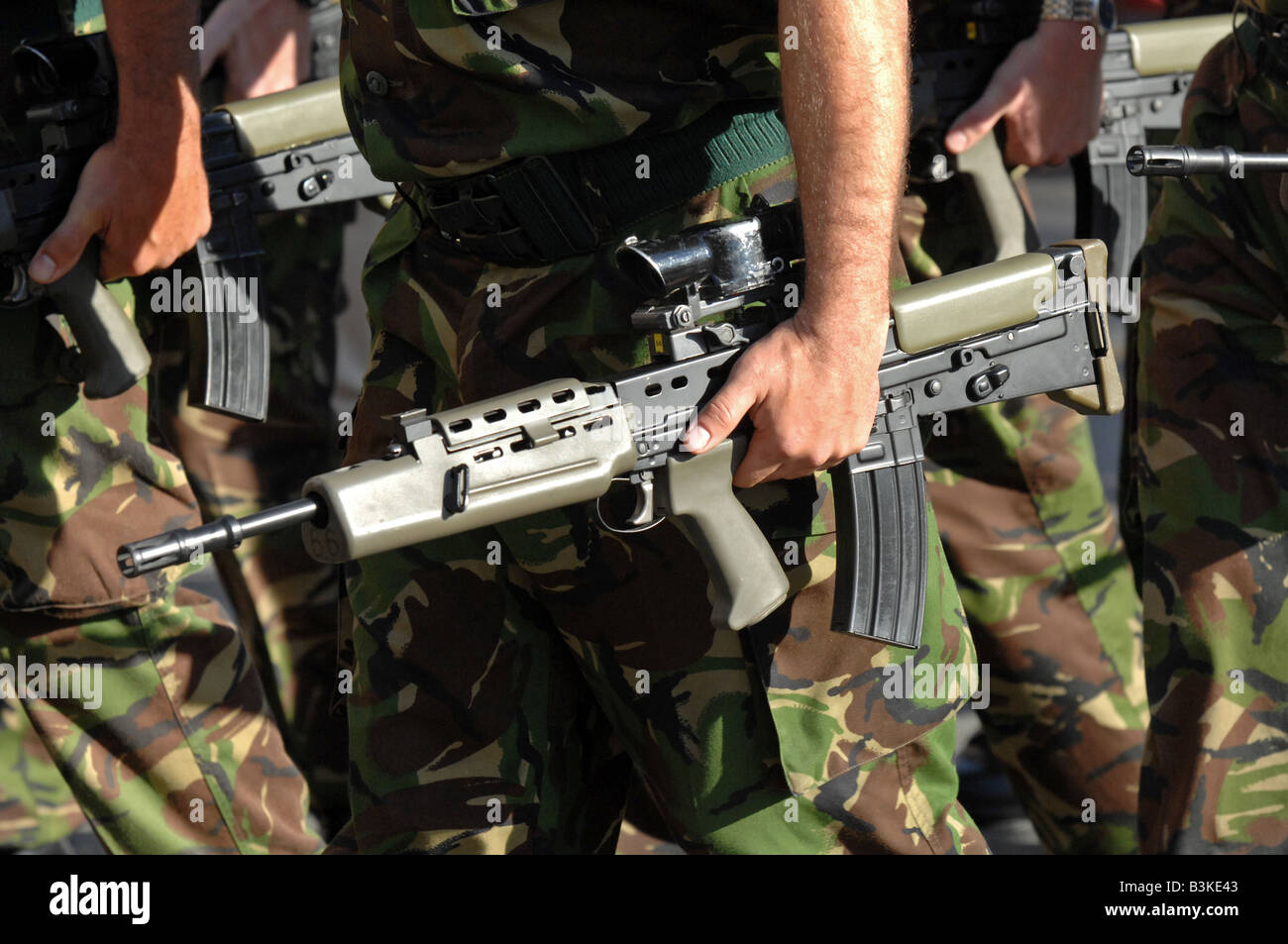 Soldaten, trägt eine Gewehr SA80, UK Stockfoto