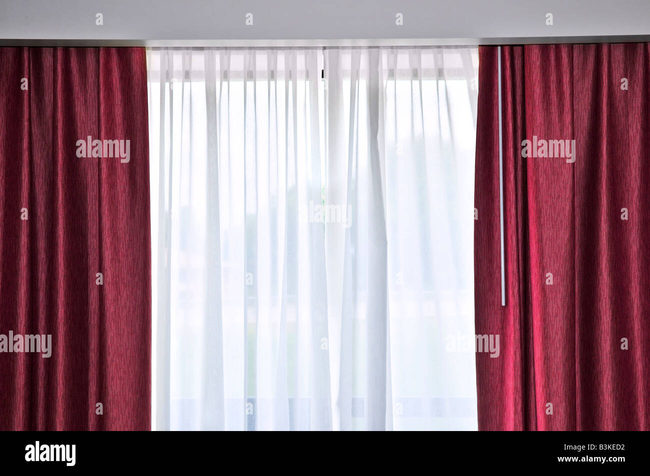 Großes Fenster mit roten und weißen Tüchern Stockfoto