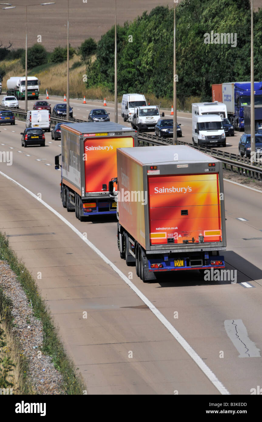 M25 Autobahn zwei von einer Art Sainsburys Supermarkt Lieferwagen im Konvoi Stockfoto M25 Autobahn zwei von einer Art Sainsburys Supermarkt Lieferwagen im Konvoi Stockfoto