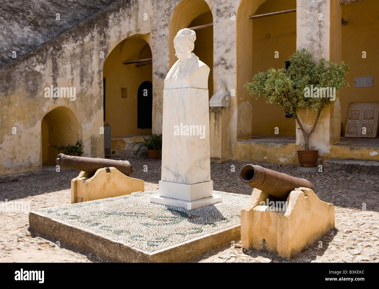 Antike Kanonen außerhalb der Chatzi - Giannis Mexis Museum Spetses griechischen Inseln Hellas Stockfoto