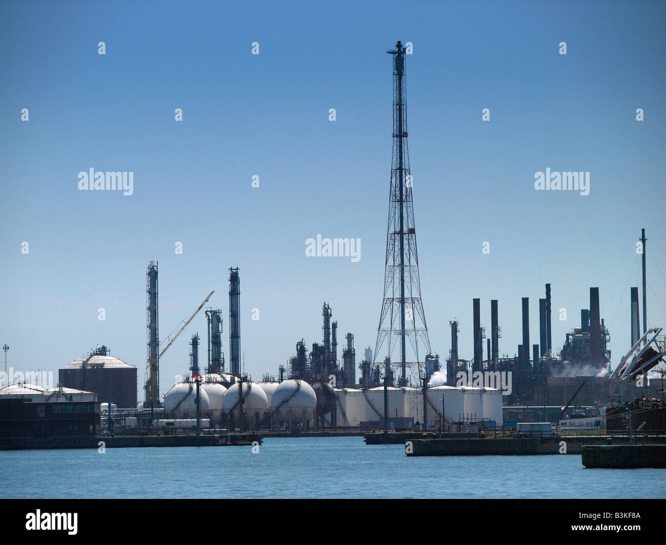 Gesamten Öl Firma chemischen Anlagen und Gastanks in der Hafenstadt Antwerpen Flandern Belgien Stockfoto