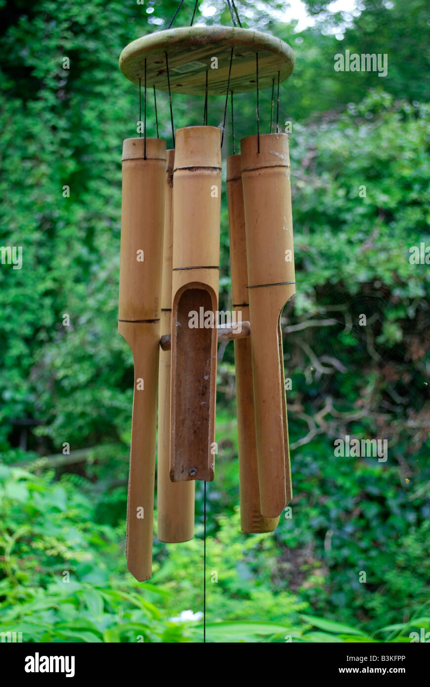 BambusWindspiel hängen vom Dach im Garten Stockfotografie Alamy