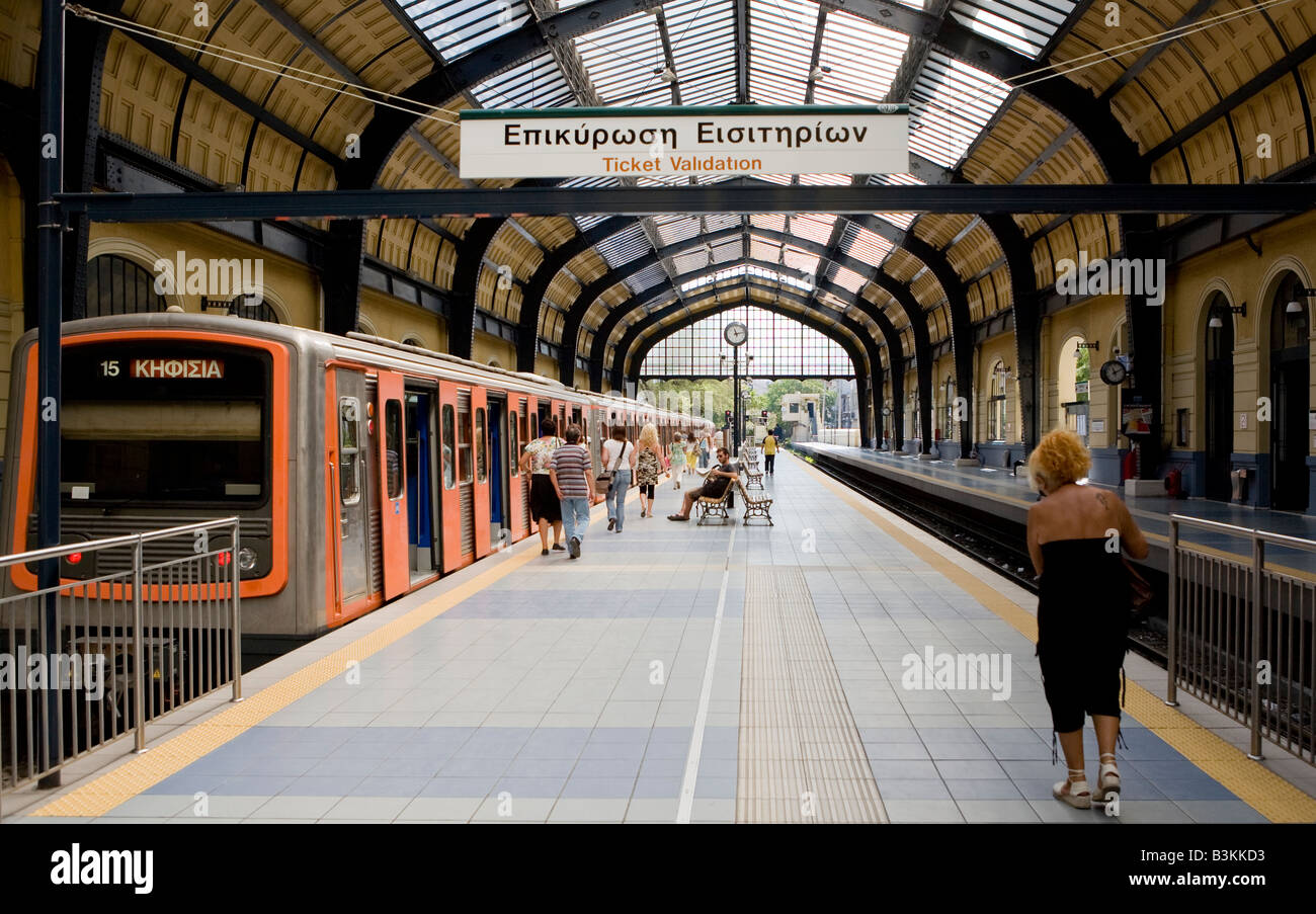Passagiere auf der Plattform mit dem Zug am UBahnhof Piräus, Athen, Griechenland Stockfoto