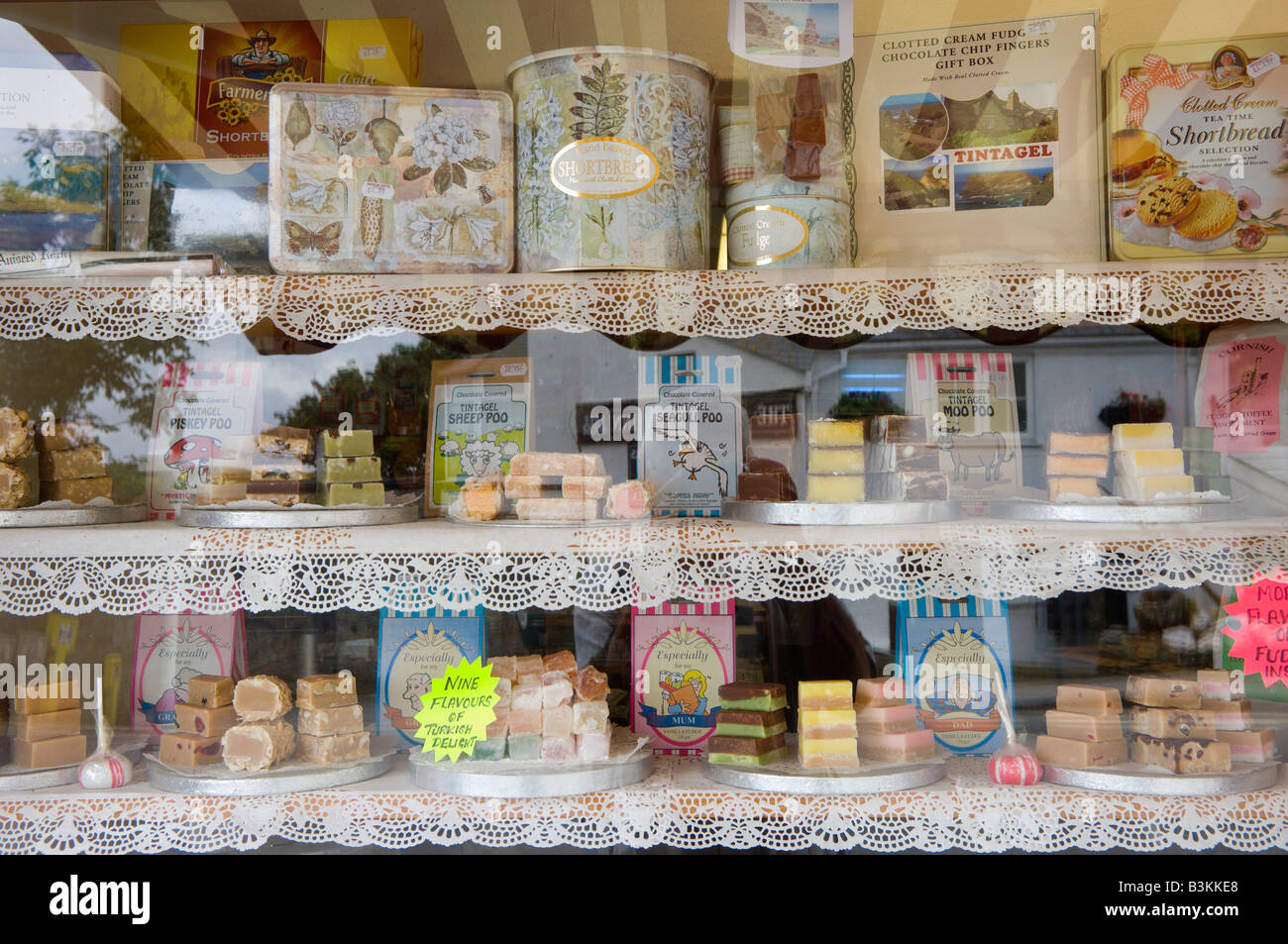 Fudge und Süßigkeiten in einem Schaufenster Tintagel Cornwall Großbritannien Stockfoto