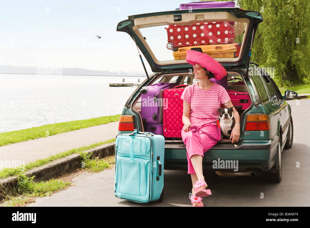 Gepäckbox auf dem Dach mit Auto voll mit Sachen für den Familienurlaub  Stockfotografie - Alamy