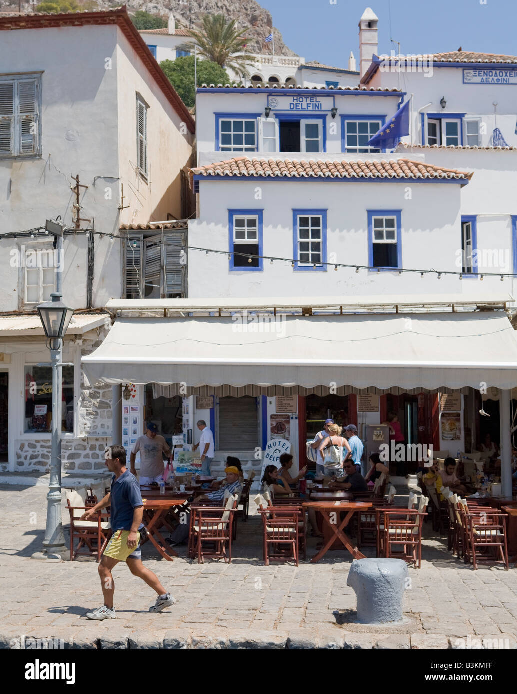 Touristen im Café in der Nähe von Hafen, Hydra, Griechenland Stockfoto