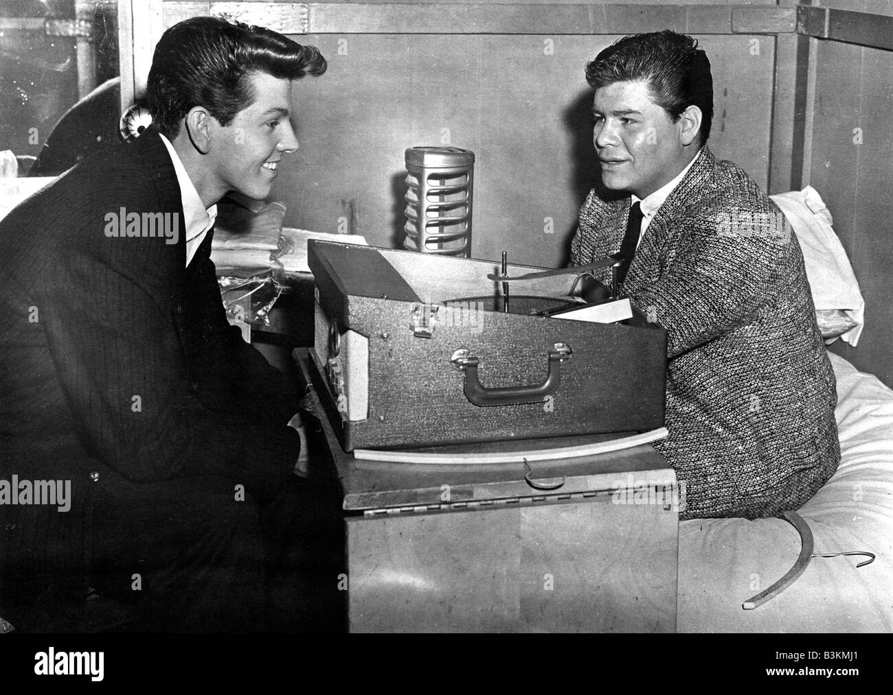 GEHEN JOHNNY gehen 1959 Hal Roach Film mit Jimmy Clanton auf der linken Seite und Ritchie Valens Stockfoto