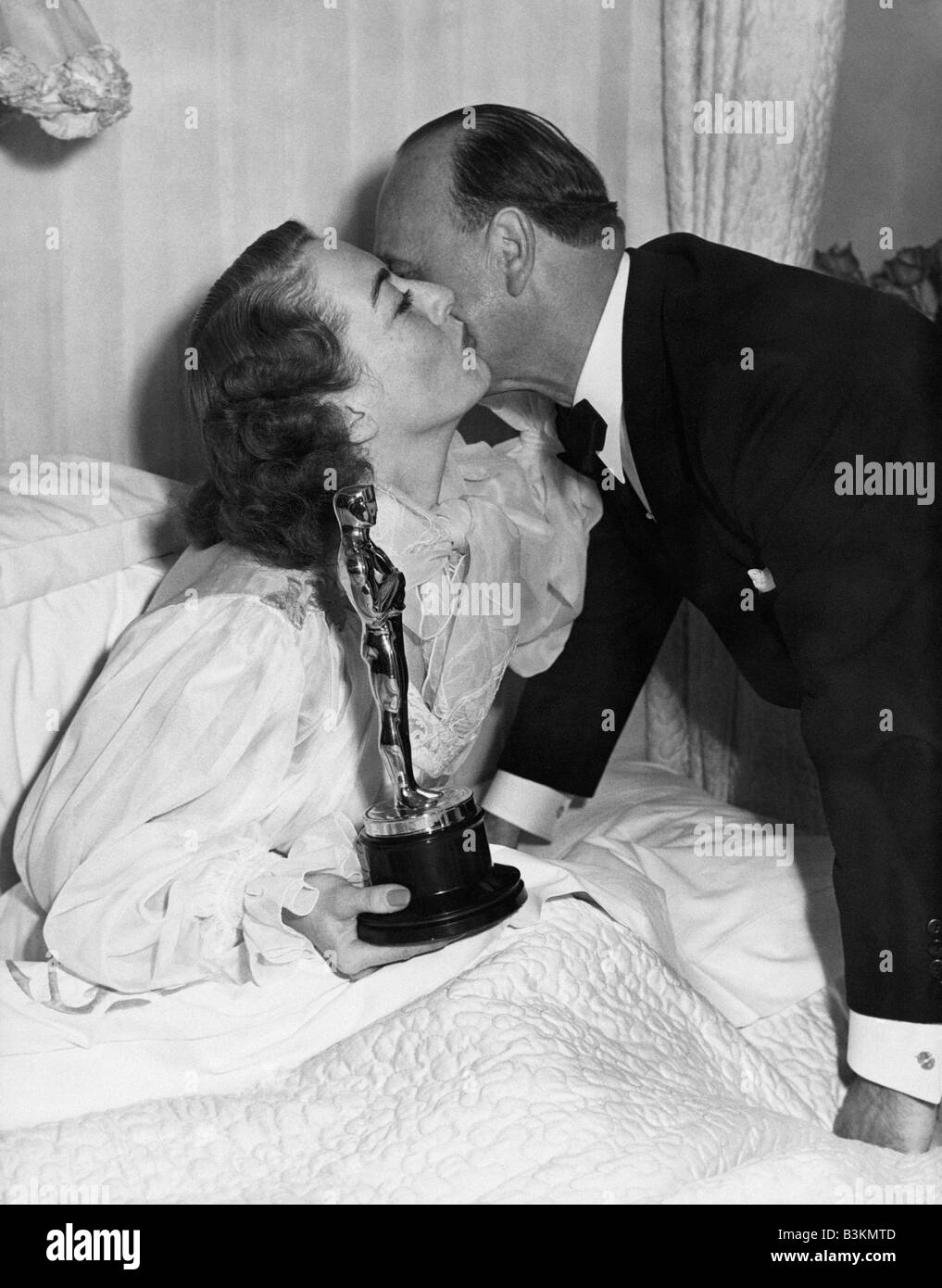 JOAN CRAWFORD erhalten ihren Oscar für MILDRED PIERCE im Jahre 1945, als sie zu krank, um der Zeremonie war Stockfoto
