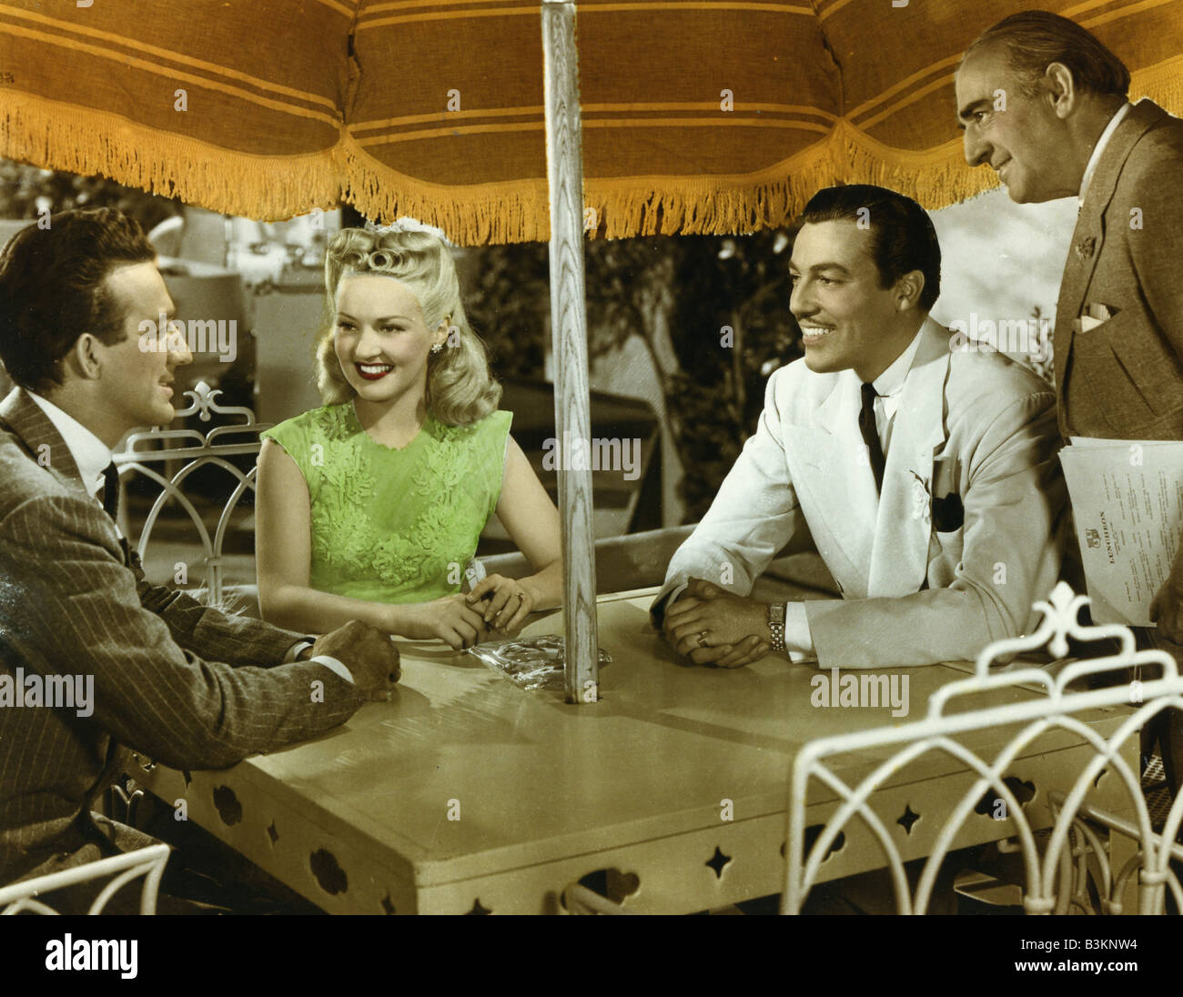 Frühling IN THE ROCKIES 1942 TCF Film mit von links: Harry James, Betty Grable und Cesar Romeero in weiße Jacke Stockfoto