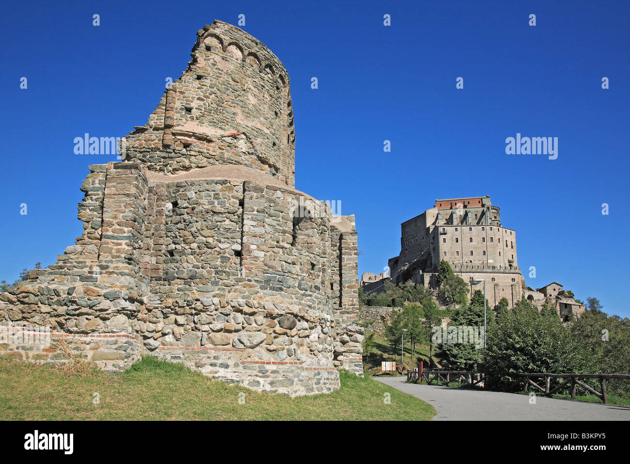 Ruinen von dem Mönch s Grab in der Sacra di San Michele im Valle di Susa Piemont Italien Stockfoto