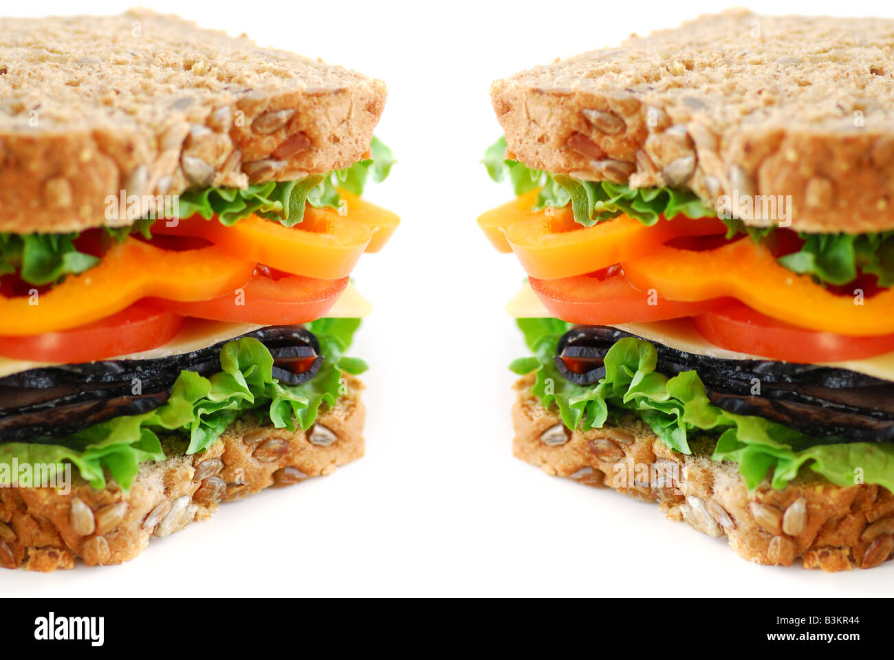 Große gesunde Sandwich mit Gemüse und Fleisch hautnah auf weißem Hintergrund Stockfoto