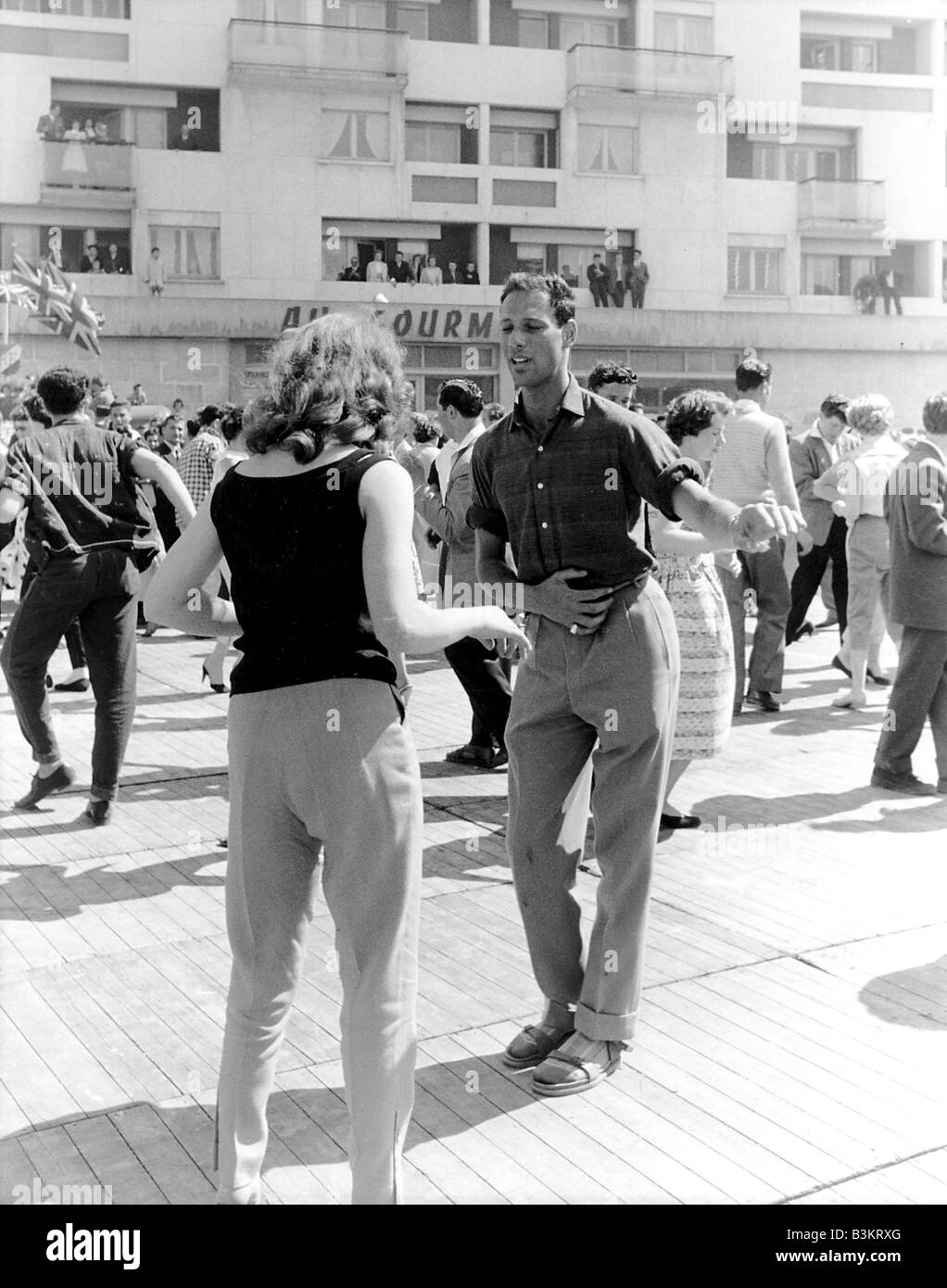 JIVERS an der Strandpromenade in Calais angekommen nur auf einer speziellen Fähre von Dover die Bands an Bord hatte 1957 Stockfoto