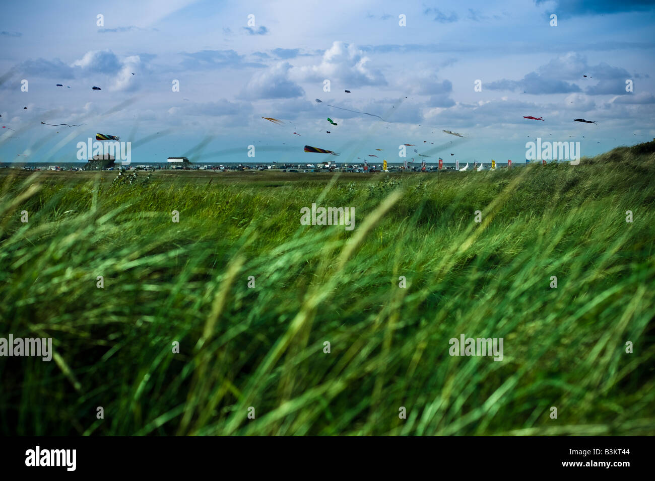 Drachen fliegen am Strand von St. Peter Ording, Schleswig-Holstein, Norddeutschland Stockfoto