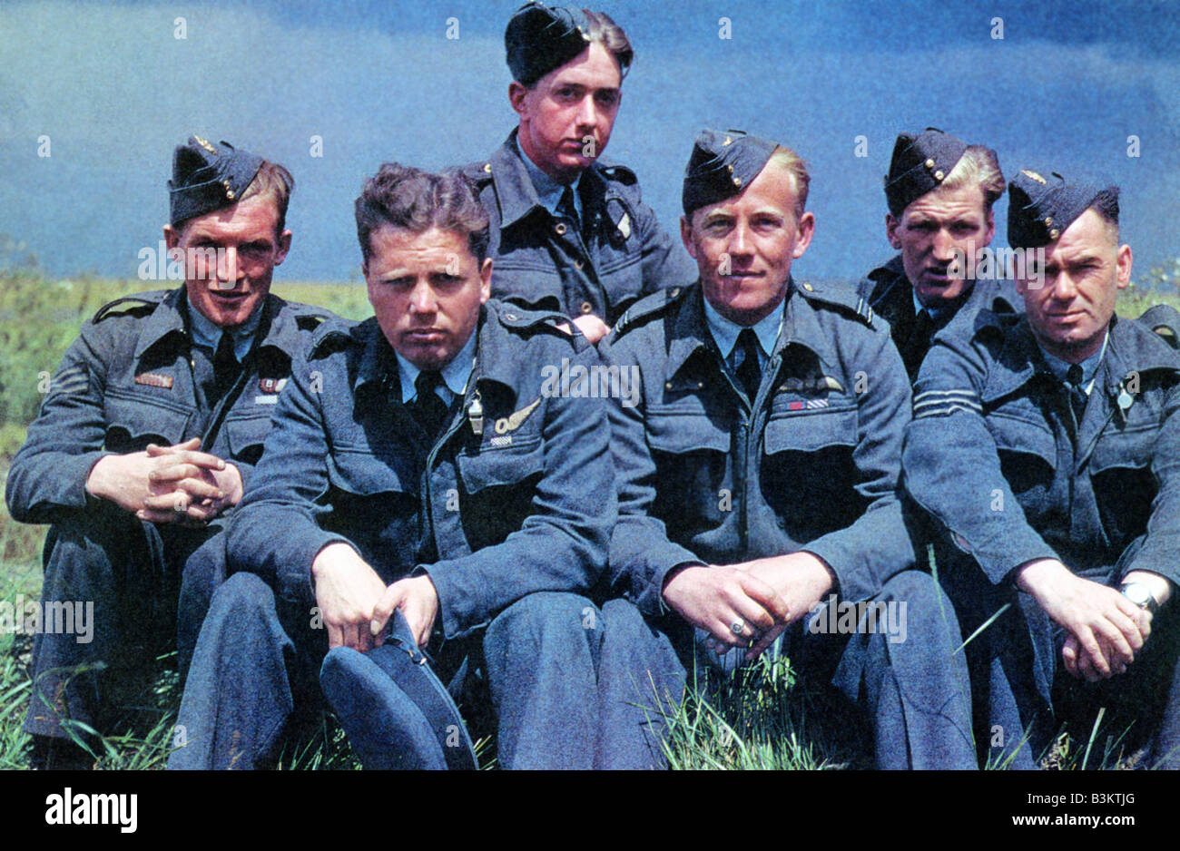 GUY PENROSE GIBSON VC und andere Mitglieder der RAF 617 Geschwader kurz nach der Dämme Überfall auf 16. Mai 1943. Gibson, zweiter von links. Stockfoto