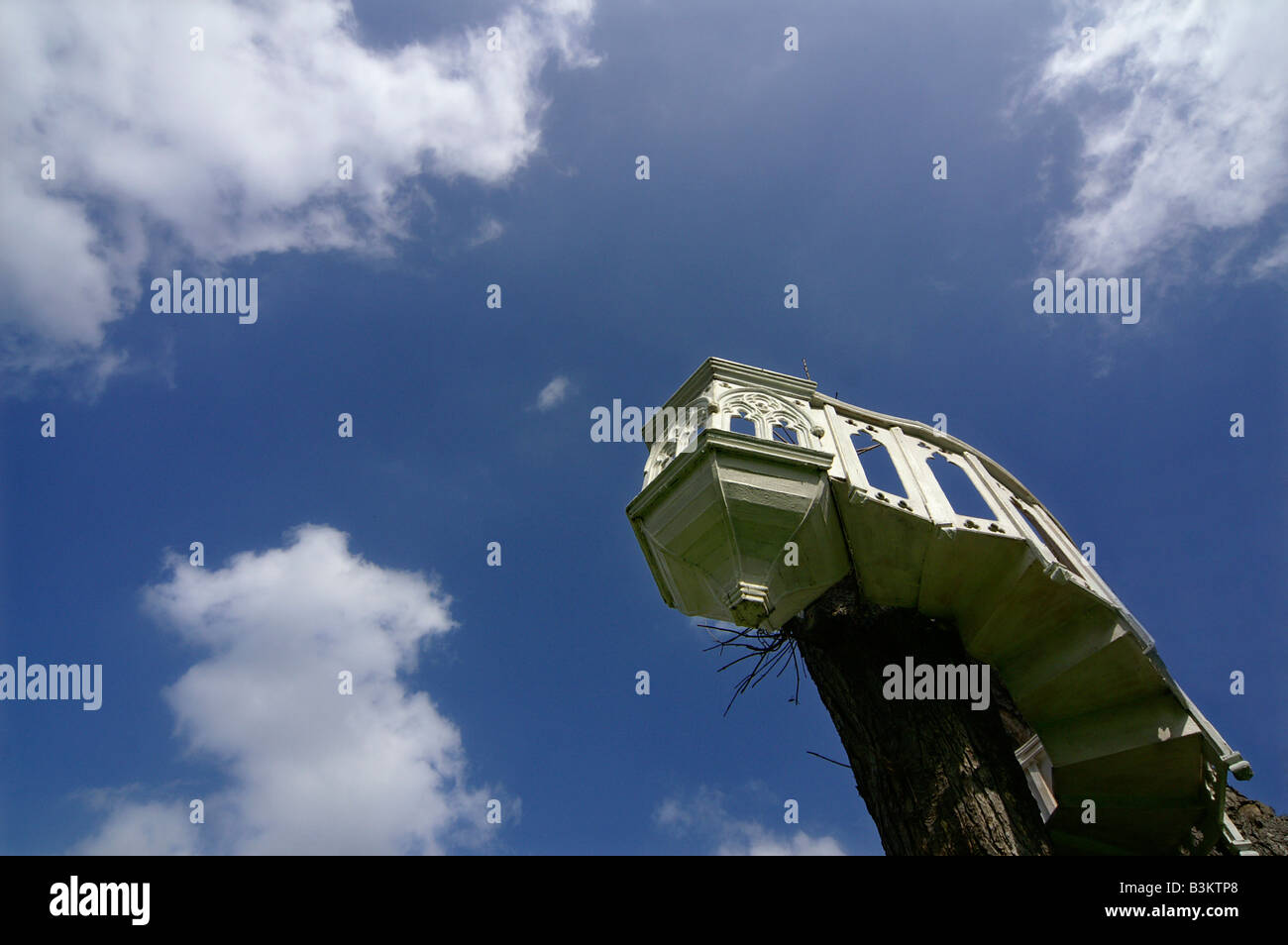 Treppe in den Himmel, moderne Kunst im Sudeley Castle Stockfoto