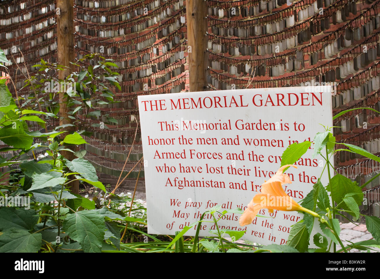 In Boston bildet eine Wand hängen militärische Erkennungsmarken eine künstlerische Denkmal für die Streitkräfte der Vereinigten Staaten Stockfoto