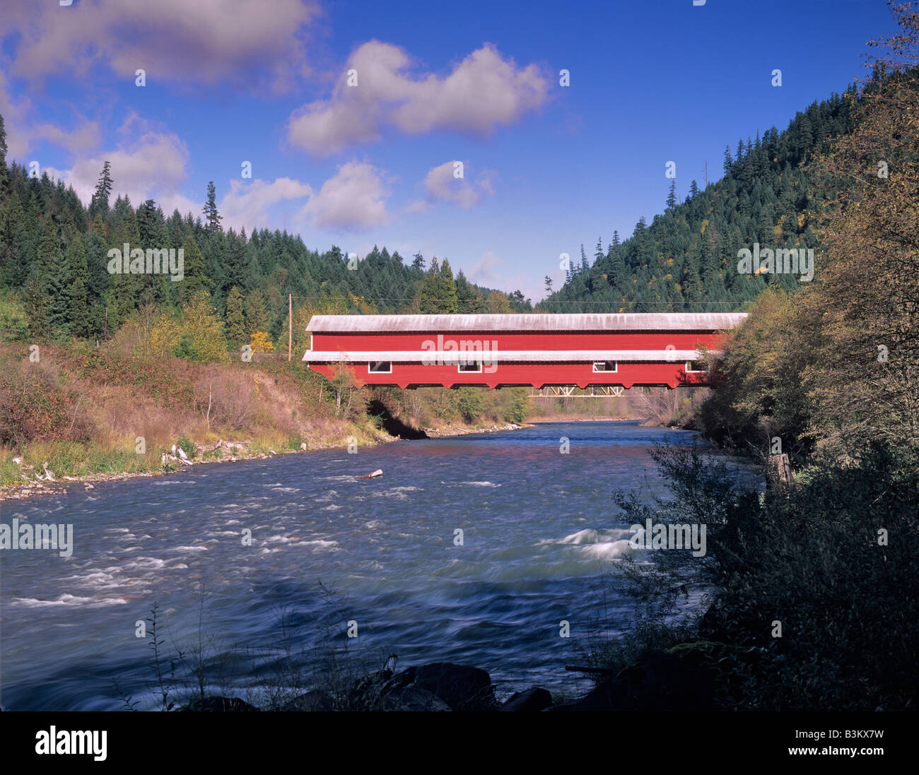 North Fork des Middle Fork Willamette River Westfir Oregon Office Bridge überdeckt Stockfoto