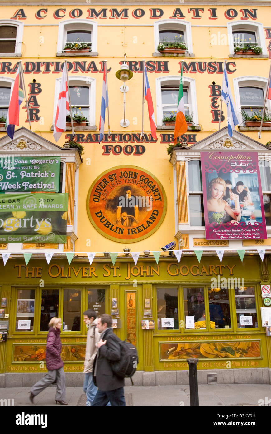 Flaggen wehen außerhalb der Oliver St. John Gogarty Bar in Temple Bar, Dublin, Irland Stockfoto