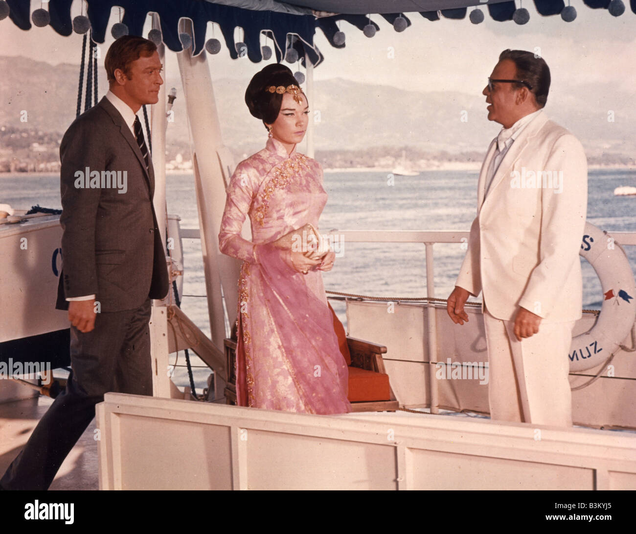 GAMBIT 1966 Universal Film mit von links Michael Caine, Shirley MacLaine und Herbert Lom Stockfoto